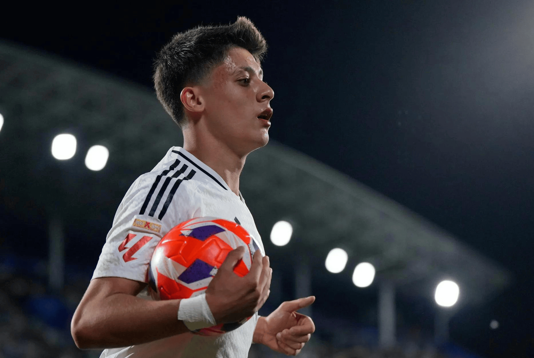 关于本泽马头球破门,皇马客场战平赫塔的信息 关于本泽马头球破门,皇马客场战平赫塔的信息