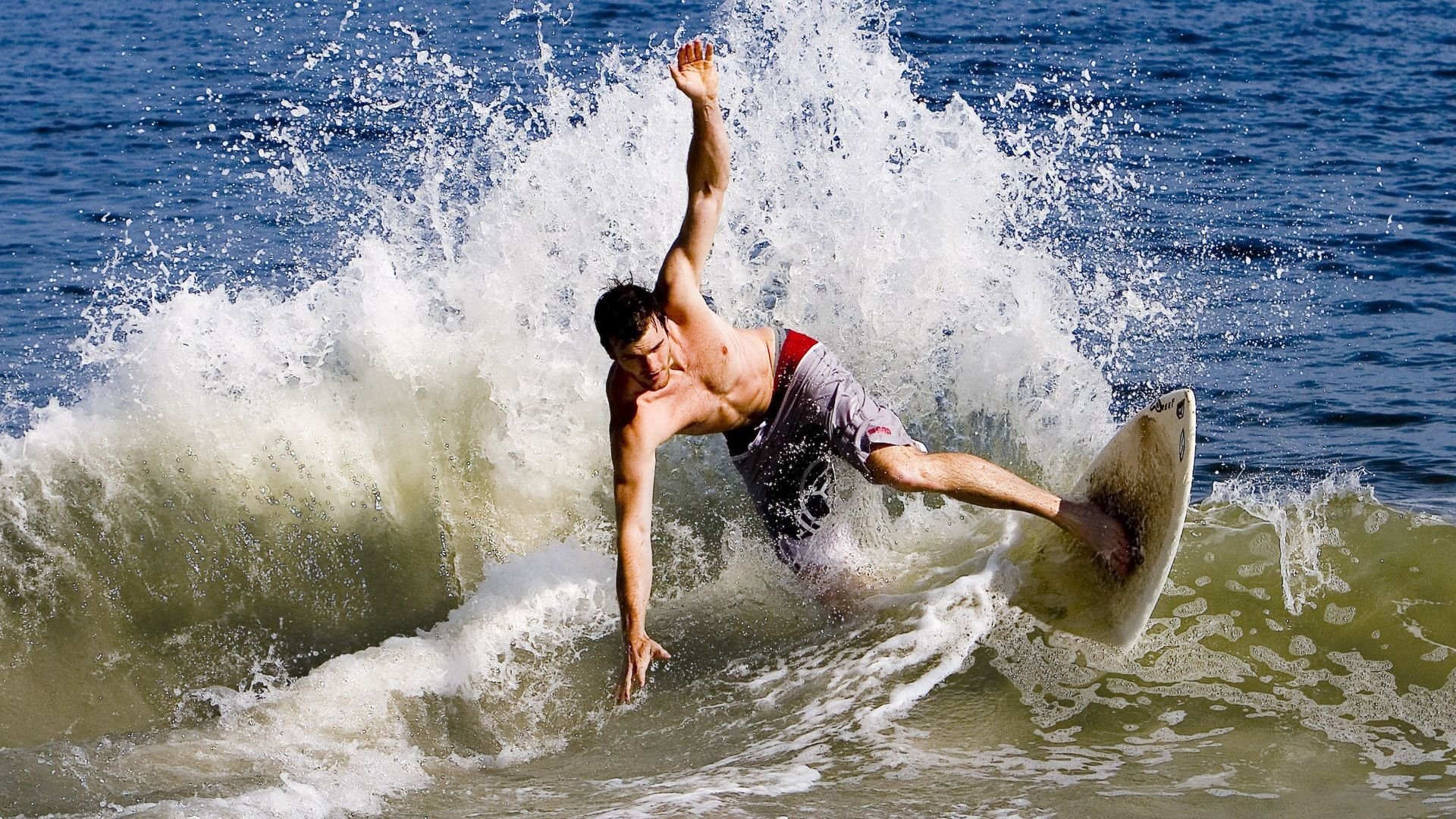 冰封的火焰，莱万扛起全队，冰岛防守锁死摩洛哥